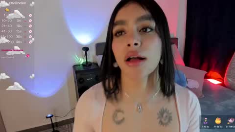 Snapshot of lauren_camila1 chatting on 10.28.25 Lau online show from 10.28.25