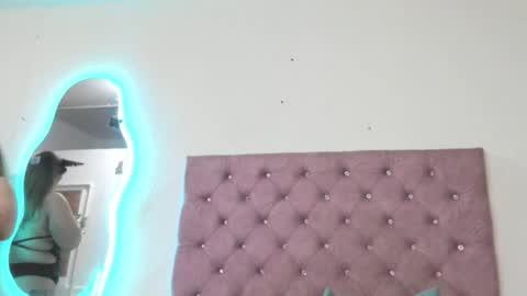 Snapshot of laurenlaine99 chatting on 10.31.25 laurenlaine online show from 10.31.25