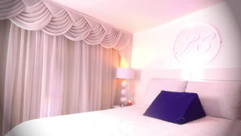 Lauren Saenz online show from 01.22.25