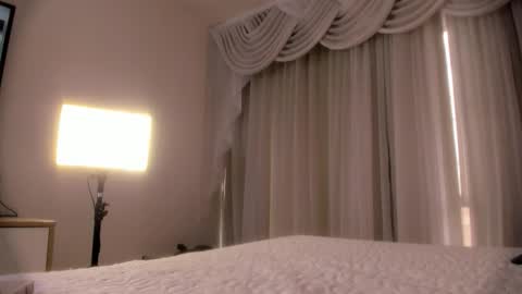 Lauren Saenz online show from 09.12.25