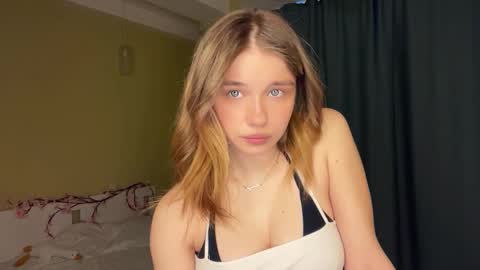 Snapshot of laurineleconey chatting on 03.02.26 Bella online show from 03.02.26