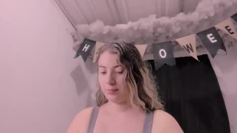 Snapshot of lauu_g chatting on 10.31.25 Lauu G online show from 10.31.25