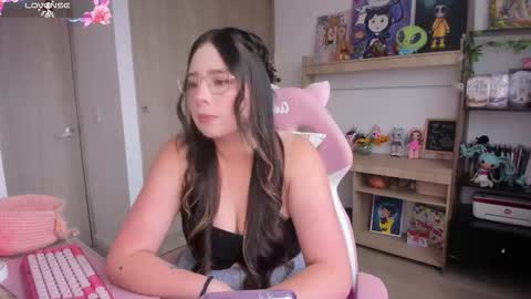Snapshot of lauu_r chatting on 03.18.26 online show from 03.18.26
