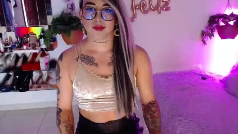 Snapshot of laveneno_ortiz07 chatting on 10.10.25 Cristina online show from 10.10.25