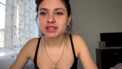 Snapshot of laylachinskey chatting on 05.18.26 Rose online show from 05.18.26