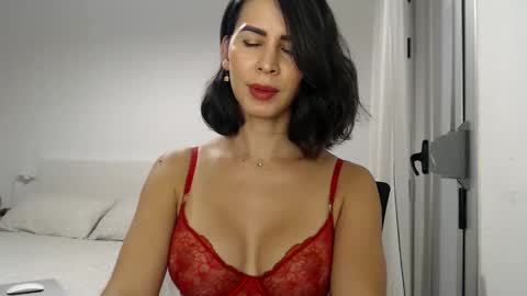Layla online show from 09.24.25