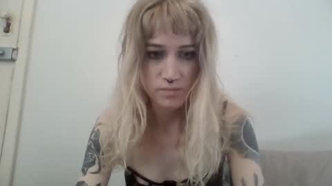 Snapshot of laylahloveless chatting on 10.17.25 laylahloveless online show from 10.17.25