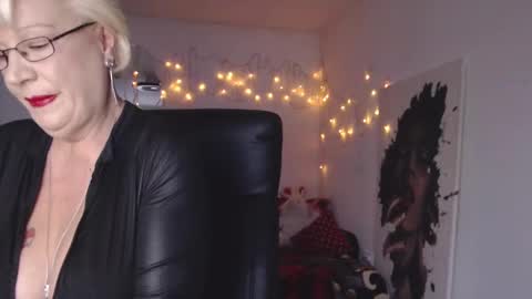 Snapshot of laylamadisonx chatting on 12.30.24 Layla online show from 12.30.24