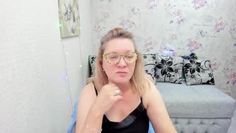 Snapshot of lea_fruit chatting on 12.30.24 Lea online show from 12.30.24