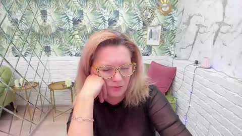 Snapshot of lea_fruit chatting on 01.04.25 Lea online show from 01.04.25