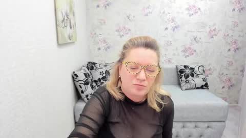 Snapshot of lea_fruit chatting on 01.18.25 Lea online show from 01.18.25