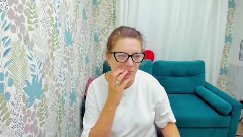 Snapshot of lea_fruit chatting on 09.21.25 Lea online show from 09.21.25