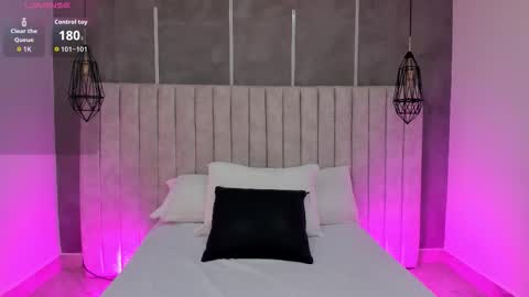 Snapshot of lea_gray chatting on 10.18.25 online show from 10.18.25