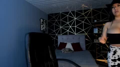 Lea Velle online show from 10.21.25