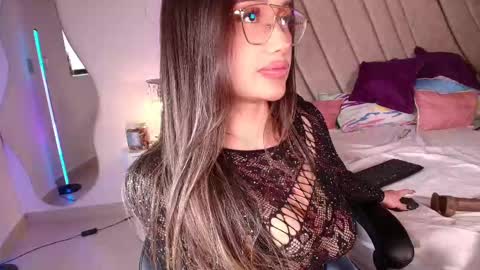 Instagram Leahprada  online show from 02.21.25