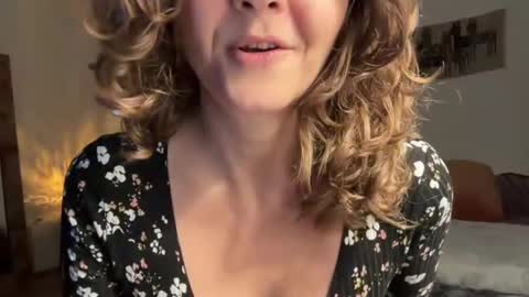 Snapshot of leahsparkles chatting on 10.18.25 Leah Sparkles online show from 10.18.25