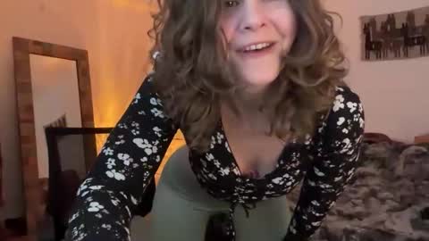 Snapshot of leahsparkles chatting on 10.28.25 Leah Sparkles online show from 10.28.25