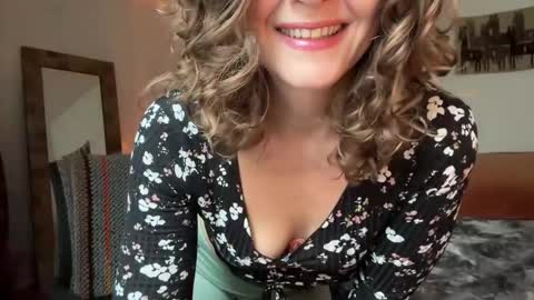 Snapshot of leahsparkles chatting on 11.02.25 Leah Sparkles online show from 11.02.25