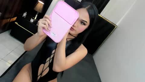 Snapshot of leannadavies chatting on 10.04.25 leanna online show from 10.04.25