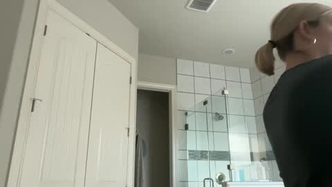 Snapshot of leanneluxecouple chatting on 09.14.25 leanneluxecouple online show from 09.14.25