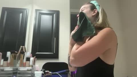 Snapshot of leanneluxecouple chatting on 09.23.25 leanneluxecouple online show from 09.23.25