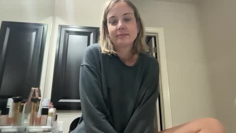 Snapshot of leanneluxecouple chatting on 10.01.25 leanneluxecouple online show from 10.01.25