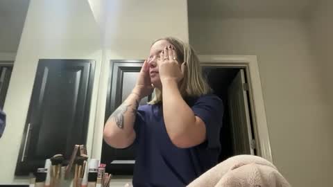 Snapshot of leanneluxecouple chatting on 10.06.25 leanneluxecouple online show from 10.06.25