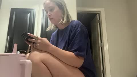 Snapshot of leanneluxecouple chatting on 10.07.25 leanneluxecouple online show from 10.07.25