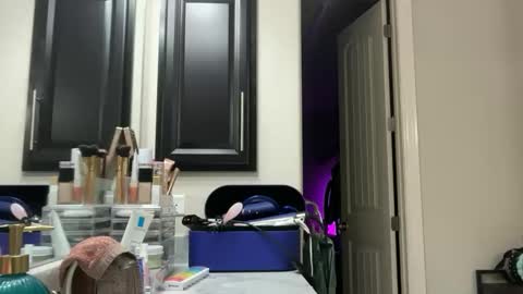 Snapshot of leanneluxecouple chatting on 10.22.25 leanneluxecouple online show from 10.22.25