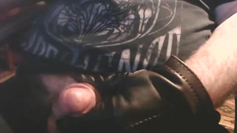 Snapshot of leather_gloves_wanker chatting on 11.19.25 smalldick2inches online show from 11.19.25