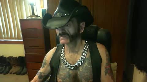 Snapshot of leathergreaser chatting on 10.12.25 leathergreaser online show from 10.12.25