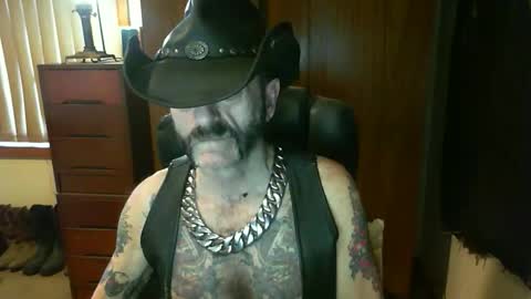 Snapshot of leathergreaser chatting on 11.03.25 leathergreaser online show from 11.03.25
