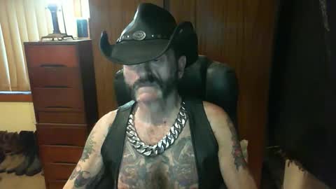 Snapshot of leathergreaser chatting on 11.05.25 leathergreaser online show from 11.05.25