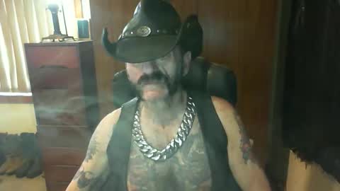 Snapshot of leathergreaser chatting on 11.12.25 leathergreaser online show from 11.12.25