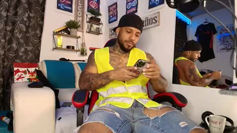 Snapshot of leenar_key chatting on 10.27.25 leenar_key online show from 10.27.25