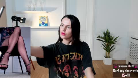 Snapshot of legswattitude chatting on 01.04.25 Elle online show from 01.04.25