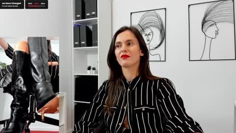 Snapshot of legswattitude chatting on 03.10.25 Elle online show from 03.10.25