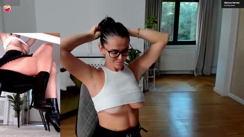 Snapshot of legswattitude chatting on 09.19.25 Elle online show from 09.19.25