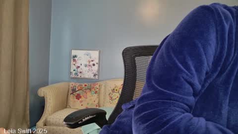 Snapshot of leiaswift chatting on 01.12.25 Leia Swift online show from 01.12.25