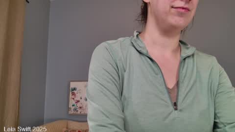 Snapshot of leiaswift chatting on 02.10.25 Leia Swift online show from 02.10.25