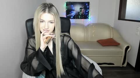 Snapshot of leila_morriss chatting on 12.11.24 Leila Morriss online show from 12.11.24