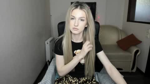 Snapshot of leila_morriss chatting on 12.11.24 Leila Morriss online show from 12.11.24