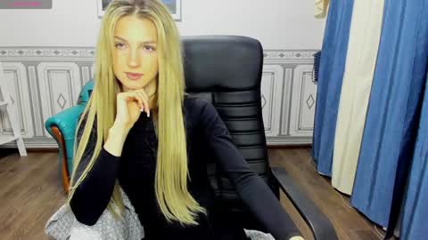 Snapshot of leila_morriss chatting on 12.23.24 Leila Morriss online show from 12.23.24