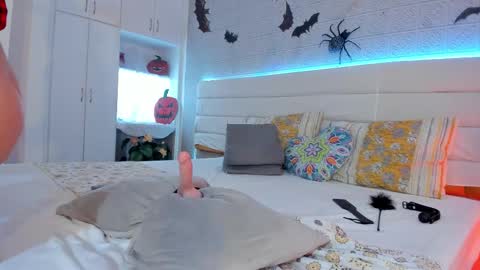 Snapshot of leilahiuston chatting on 10.31.25 online show from 10.31.25