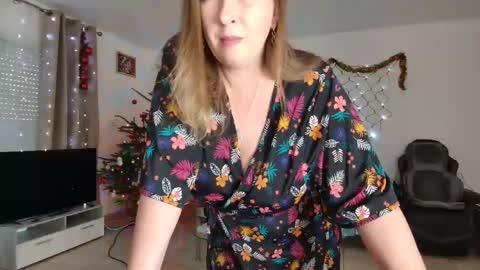 Snapshot of lelena1319 chatting on 12.17.24 YOUR ELENA online show from 12.17.24