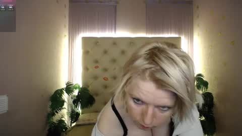 Snapshot of lena_paulles chatting on 12.23.24 Lena online show from 12.23.24