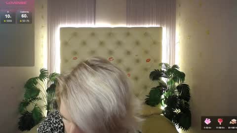 Snapshot of lena_paulles chatting on 01.06.25 Lena online show from 01.06.25