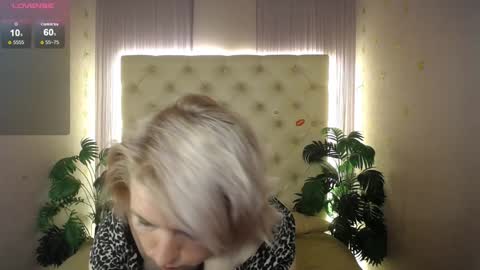 Snapshot of lena_paulles chatting on 01.06.25 Lena online show from 01.06.25