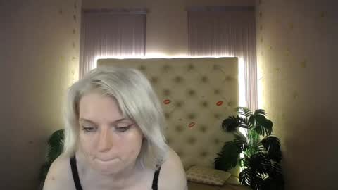 Snapshot of lena_paulles chatting on 01.29.25 Lena online show from 01.29.25