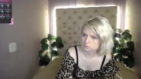 Snapshot of lena_paulles chatting on 02.15.25 Lena online show from 02.15.25